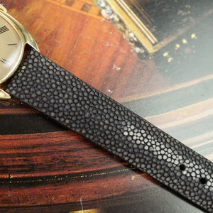 Texture du bracelet noir en galuchat