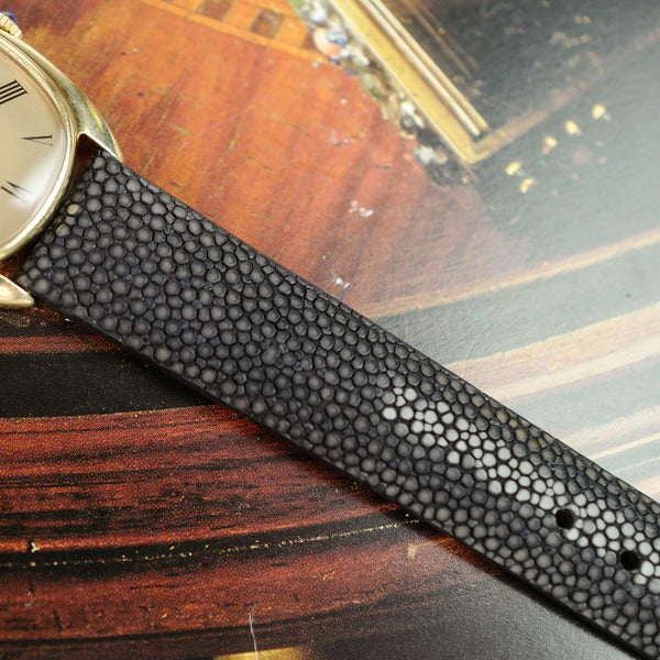 Texture du bracelet noir en galuchat