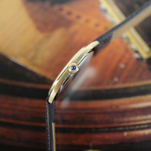 Profil du boîtier et couronne à cabochon bleu