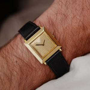 Montre Boucheron carrée en or sur bracelet noir