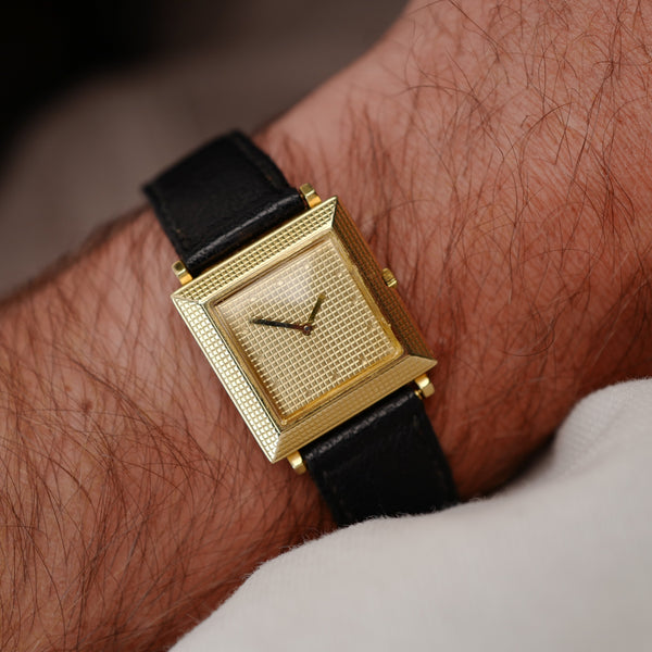 Boucheron La Carrée Clous de Paris portée au poignet