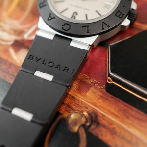 Bracelet noir en caoutchouc signé BVLGARI