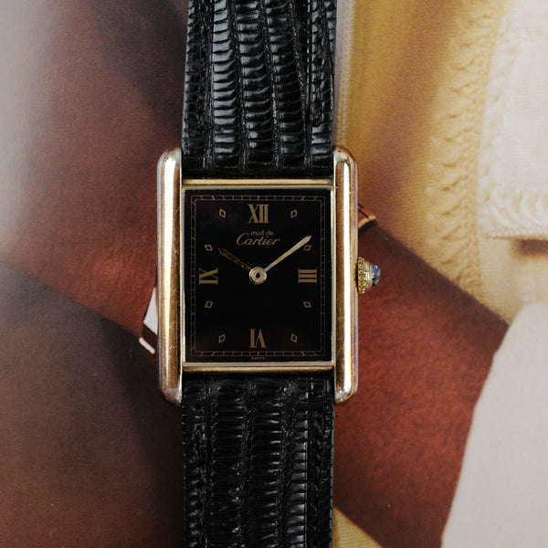Café noir les montres Cartier Must Tank grand modèle noir 1990