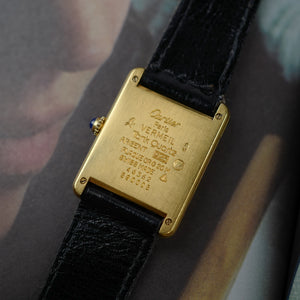 Café noir les montres Cartier Must Tank grand modèle noir 1990