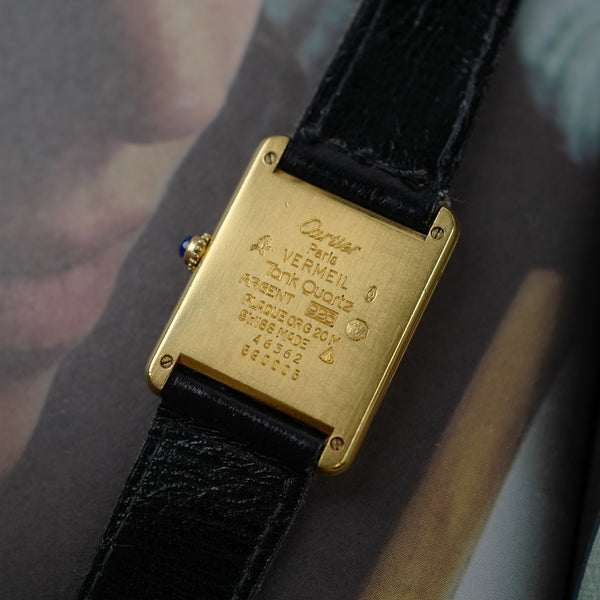 Café noir les montres Cartier Must Tank grand modèle noir 1990