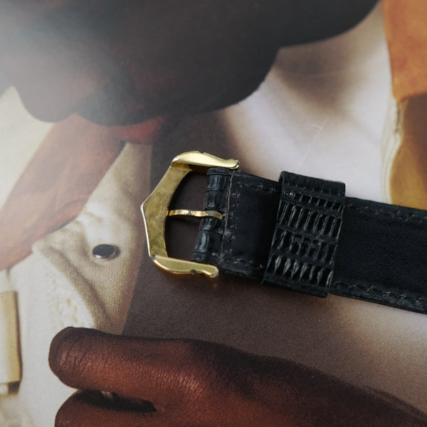 Café noir les montres Cartier Must Tank grand modèle noir 1990