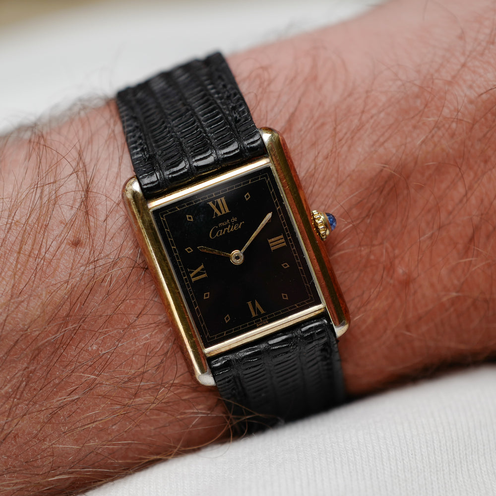 Café noir les montres Cartier Must Tank grand modèle noir 1990