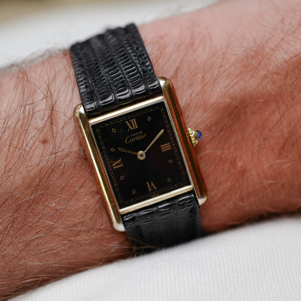 Café noir les montres Cartier Must Tank grand modèle noir 1990