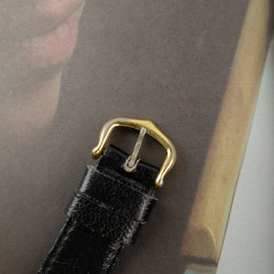 Café noir les montres Cartier Must Tank grand modèle noir 1990