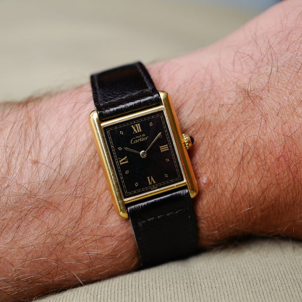 Café noir les montres Cartier Must Tank grand modèle noir 1990