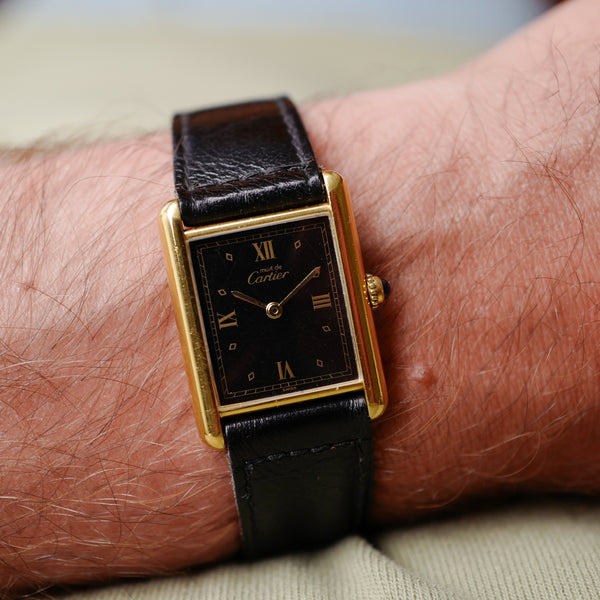 Café noir les montres Cartier Must Tank grand modèle noir 1990
