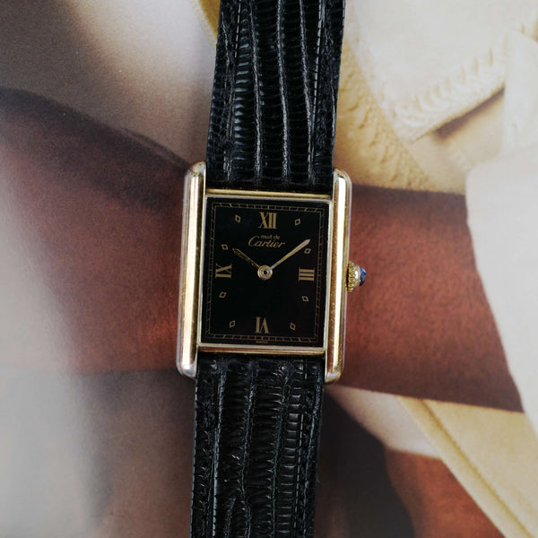Café noir les montres Cartier Must Tank grand modèle noir 1990