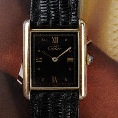Café noir les montres Cartier Must Tank grand modèle noir 1990