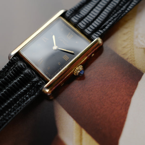 Café noir les montres Cartier Must Tank grand modèle noir 1990