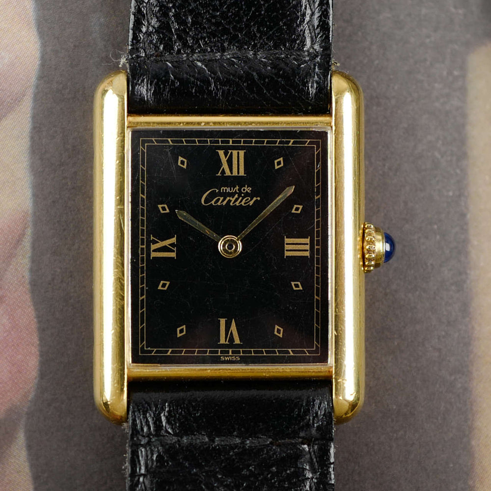 Café noir les montres Cartier Must Tank grand modèle noir 1990