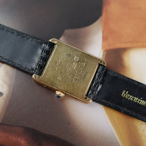Café noir les montres Cartier Must Tank grand modèle noir 1990