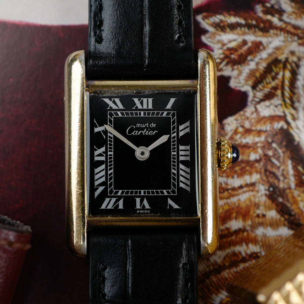 cafe noir les montres cartier tank must vintage pour femme dorée cadran noir mécanique manuelle_5
