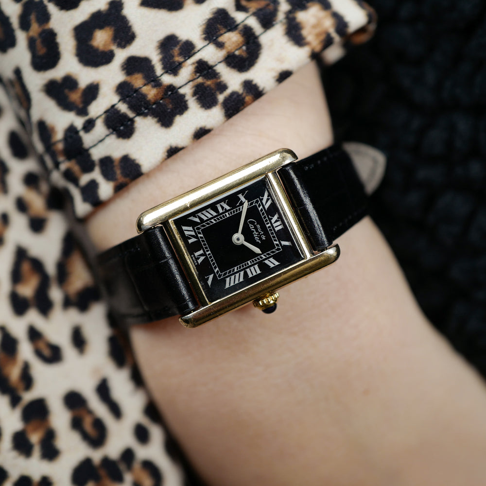 cafe noir les montres cartier tank must vintage pour femme dorée cadran noir mécanique manuelle_5