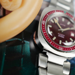 cafe noir les montres horloger marseille aime montre de plongee vintage bakelite rouge burgundy automatique bracelet metal vintage