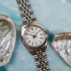 cafe noir les montres horloger marseille rolex femme 26 mm petit modele bracelet jubilee lunette cannelee Oyster Perpetual 6718 jubilee chiffres romain tritium femme