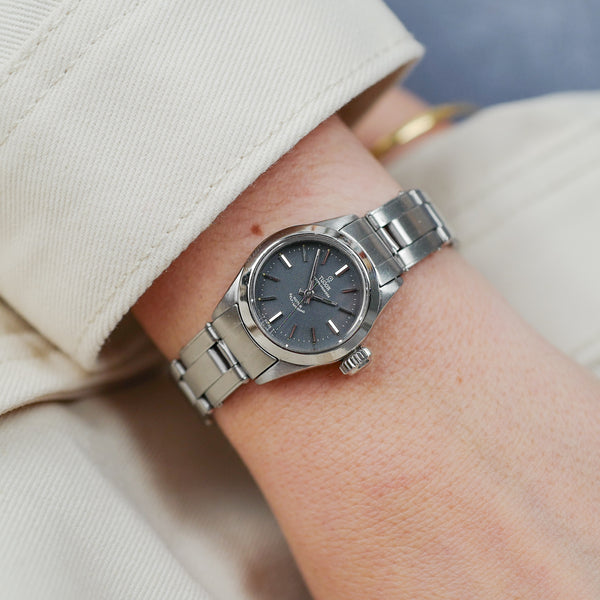 cafe noir les montres horloger reparations marseille aix montre pour femme tudor Oyster-Princess 7575 0 cadran gris mat bracelet oyster rivet mini montre tudor rose de 1968 26 mm