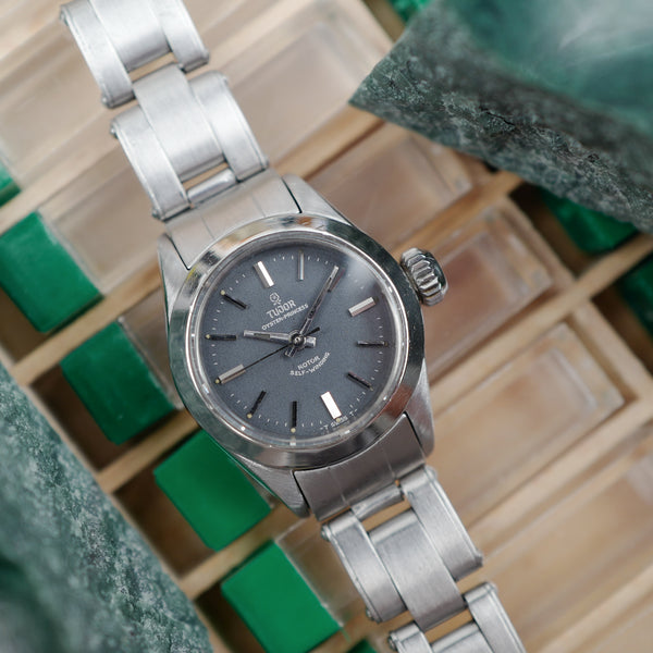cafe noir les montres horloger reparations marseille aix montre pour femme tudor Oyster-Princess 7575 0 cadran gris mat bracelet oyster rivet mini montre tudor rose de 1968 26 mm