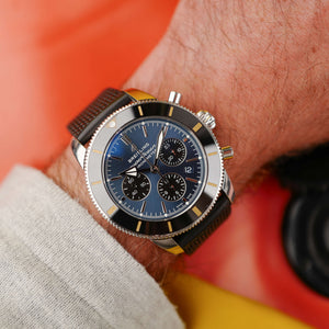 cafe noir les montres vintage Breitling Superocean Heritage B01 Chronograph 44 AB0162 cadran bleu automatique