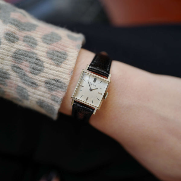cafe noir les montres vintage horloger marseille zodiac montre femme vintage chic mini carrée bracelet noir