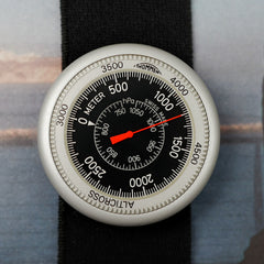Café noir montre horloger Thommen Alticross baromètre altimètre