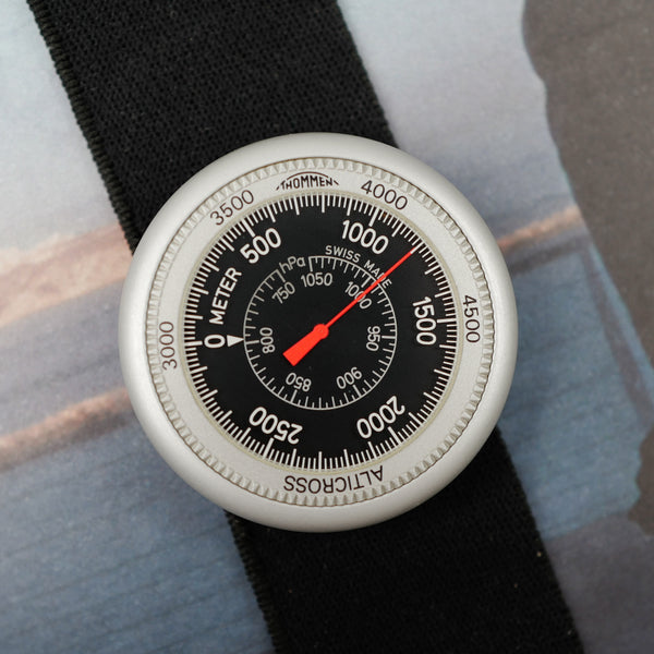 Café noir montre horloger Thommen Alticross baromètre altimètre