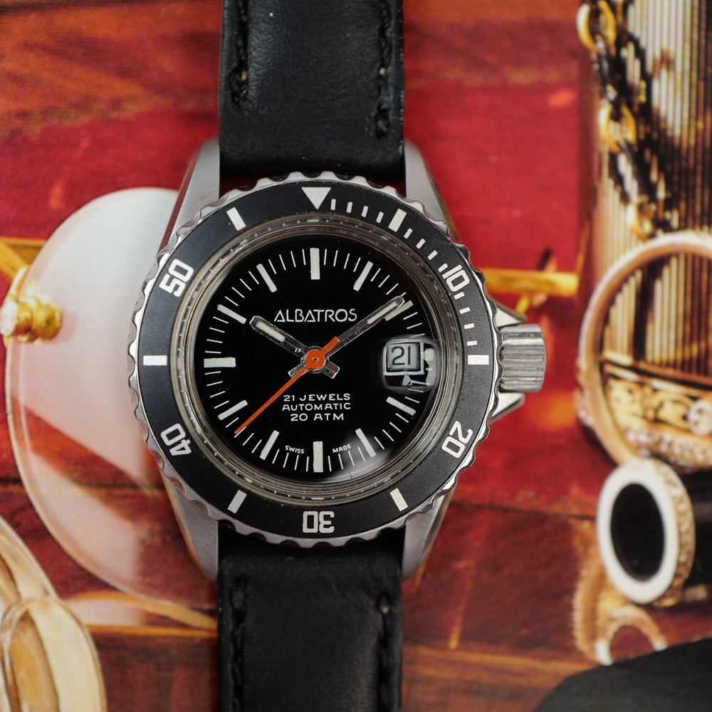 Café noir montre vintage Marseille horloger Albatros mini Submariner femme 1970 plongeuse