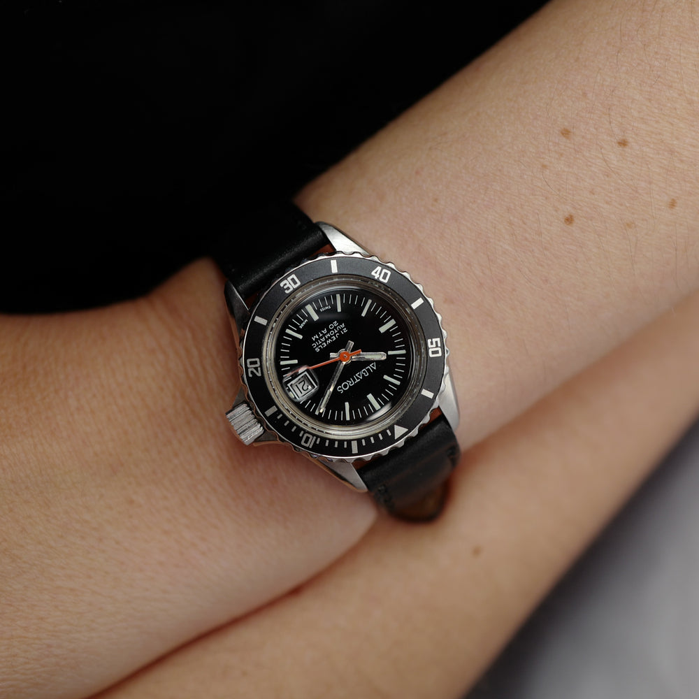Café noir montre vintage Marseille horloger Albatros mini Submariner femme 1970 plongeuse