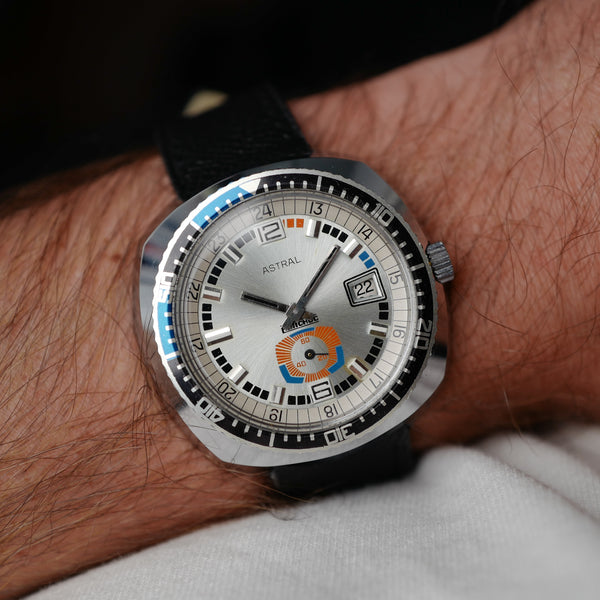 Café noir montre vintage Marseille horloger Astral skin diver vintage tritium