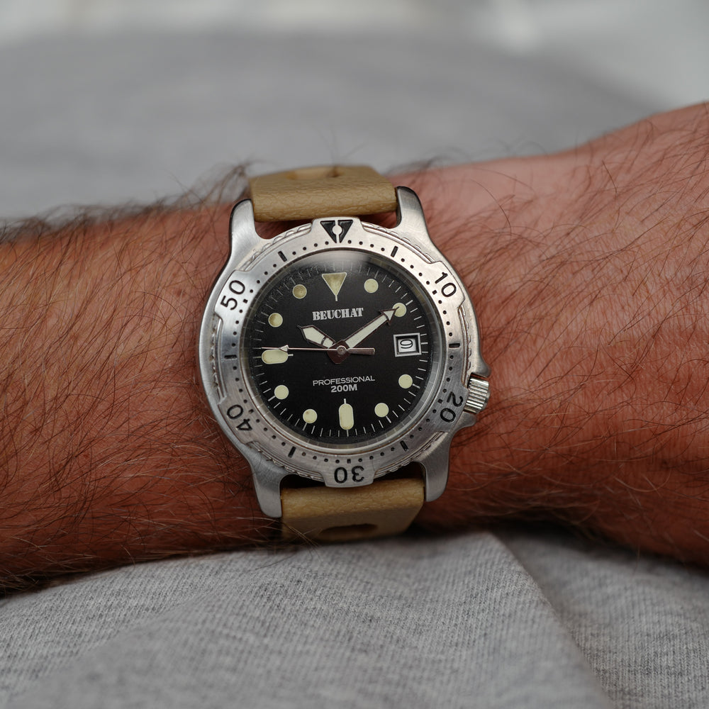 Café noir montre vintage Marseille horloger Beuchat professional 200m 1990