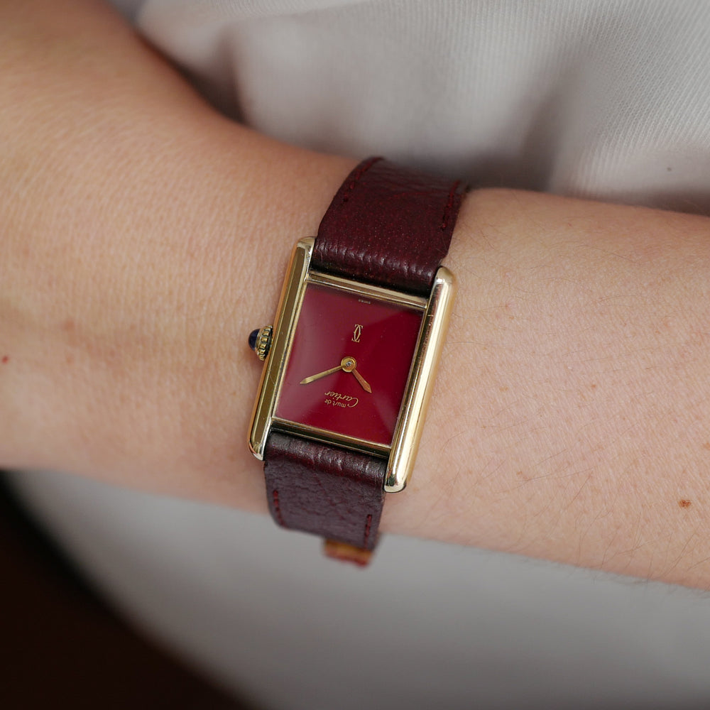Café noir montre vintage Marseille horloger Cartier Tank Must burgundy glossy vintage 1980