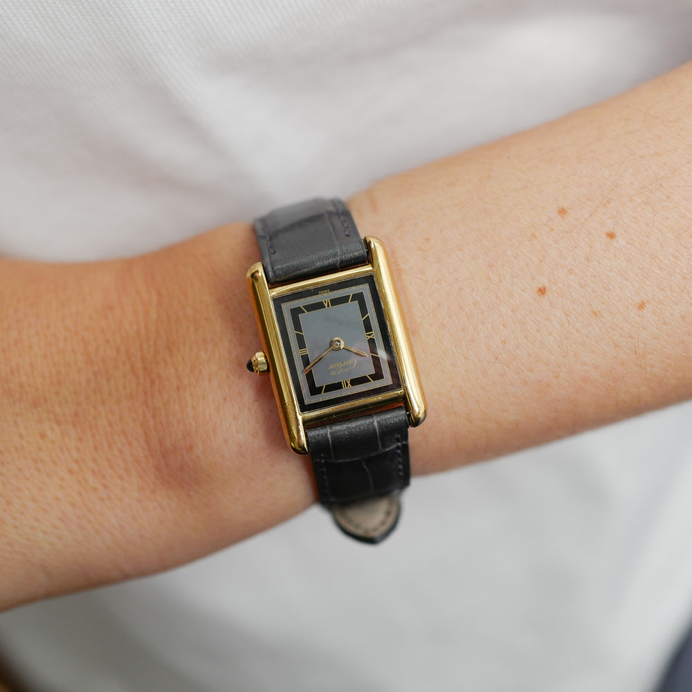 Café noir montre vintage Marseille horloger Cartier Tank Must pm cadran noir sectoriel 1990