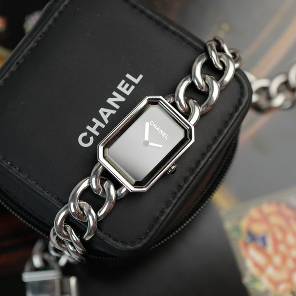 Café noir montre vintage Marseille horloger Chanel première double tour réf 32129 quartz femme 2010