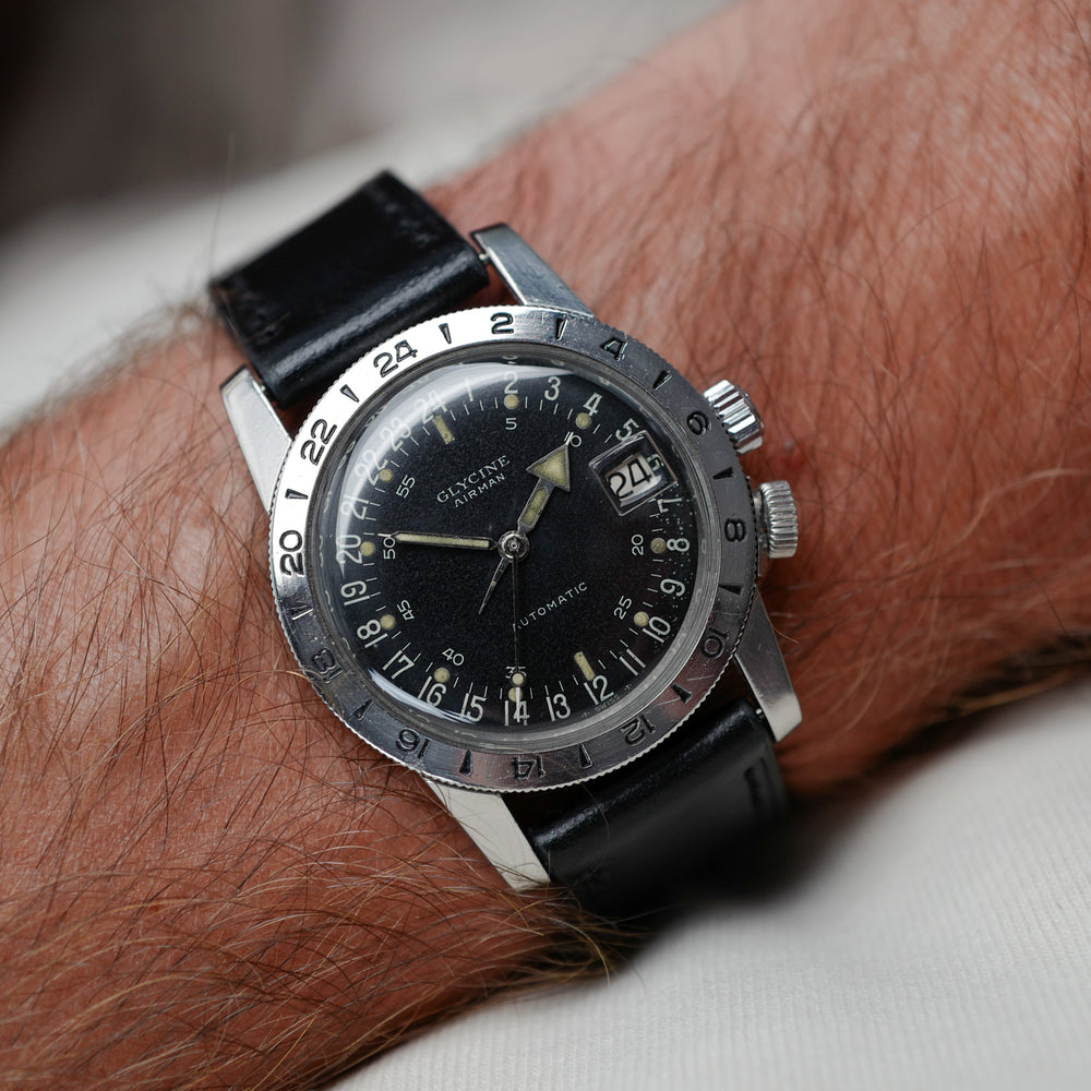 Café noir montre vintage Marseille horloger Glycine Airman pilote 24h 1965