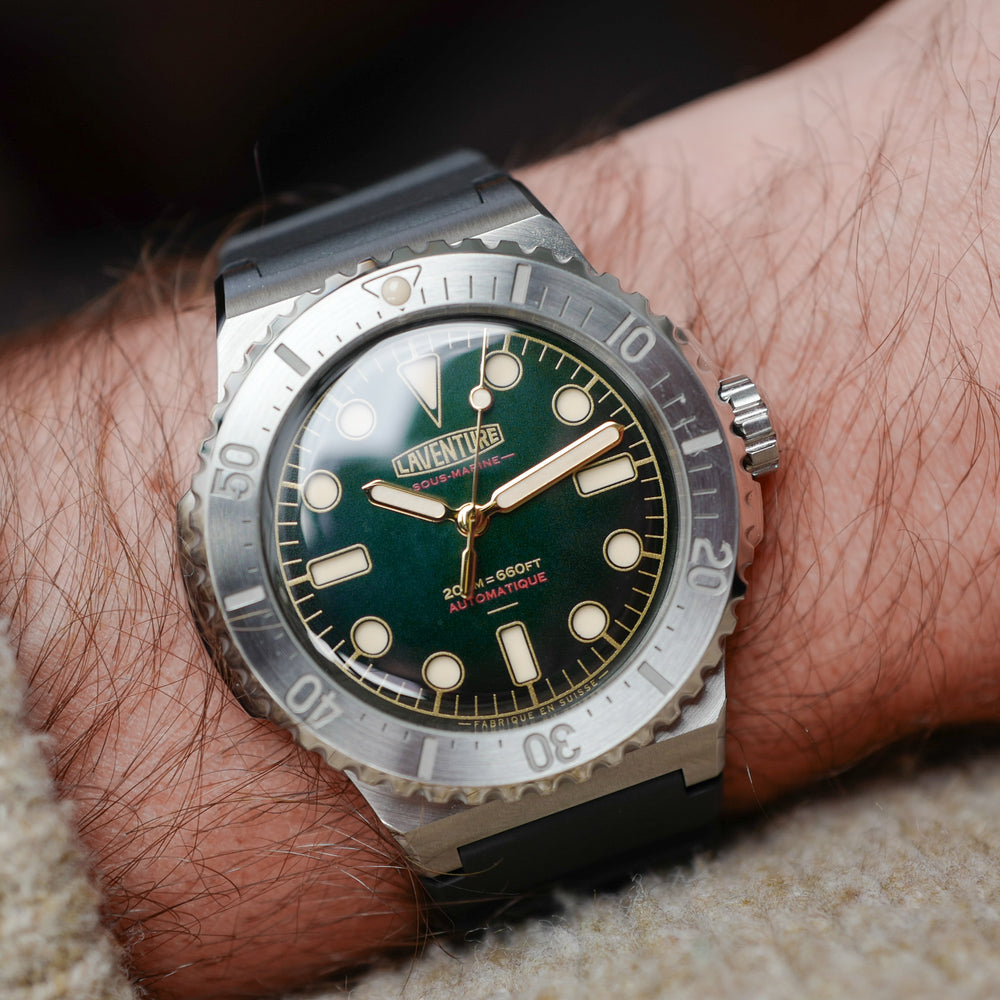 Café noir montre vintage Marseille horloger l'aventure limited green