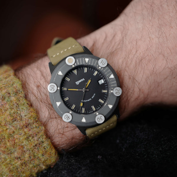Café noir montre vintage Marseille horloger Mares Tecron fibre verre tritium 1980