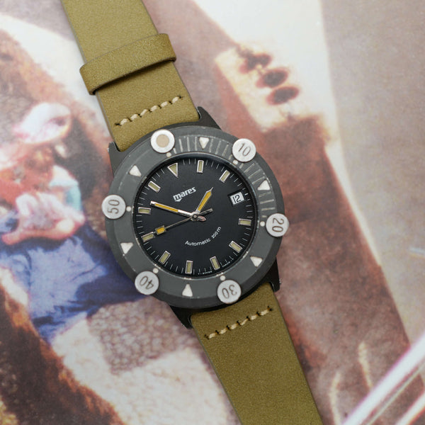 Café noir montre vintage Marseille horloger Mares Tecron fibre verre tritium 1980
