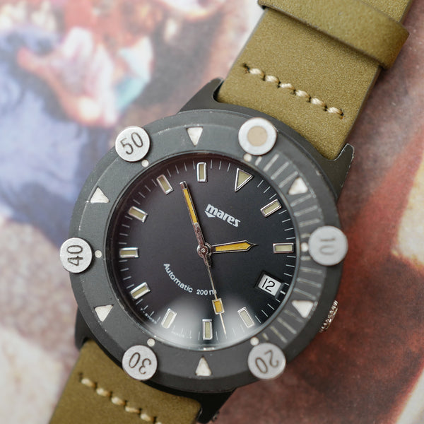 Café noir montre vintage Marseille horloger Mares Tecron fibre verre tritium 1980