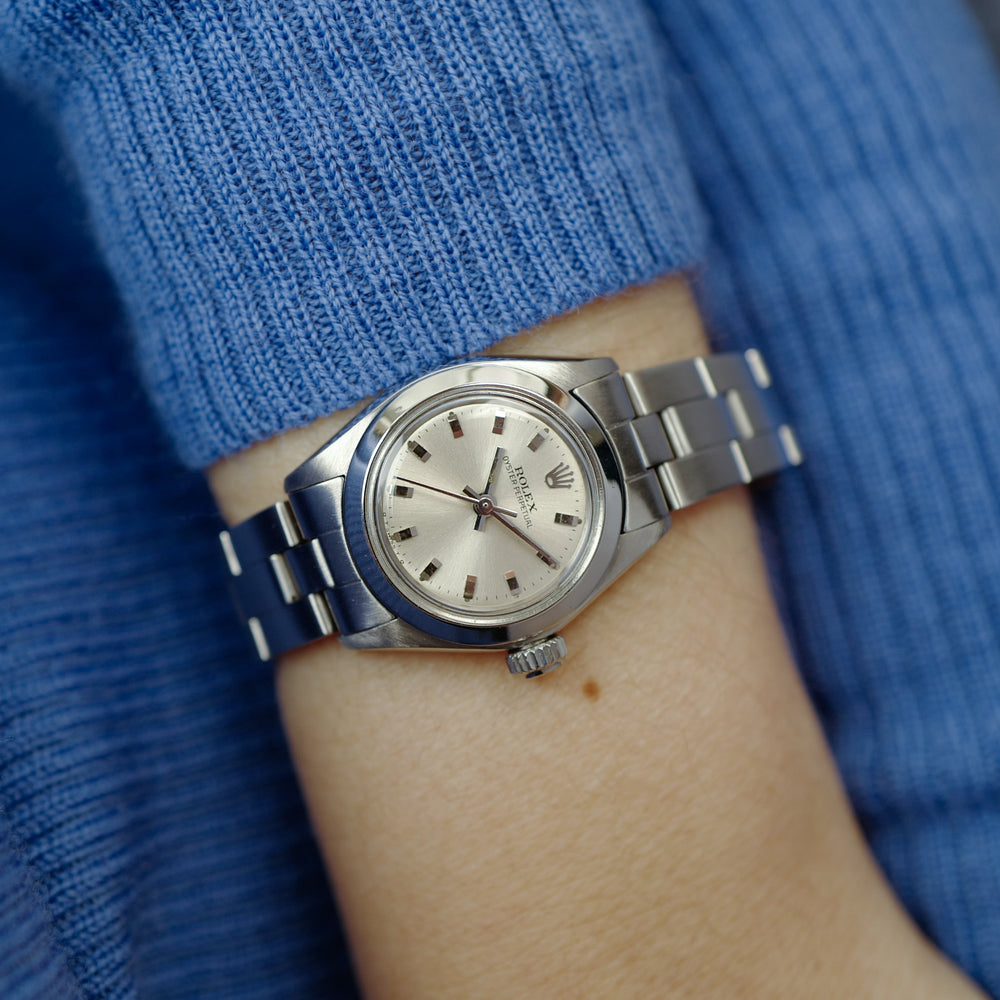 Café noir montre vintage Marseille horloger mini Rolex vintage Oyster Perpetual 6718 Sigma 1977