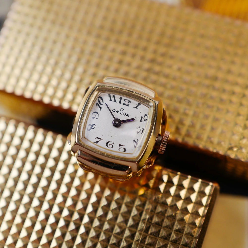 Café noir montre vintage Marseille horloger Omega bague montre mécanique or 1960