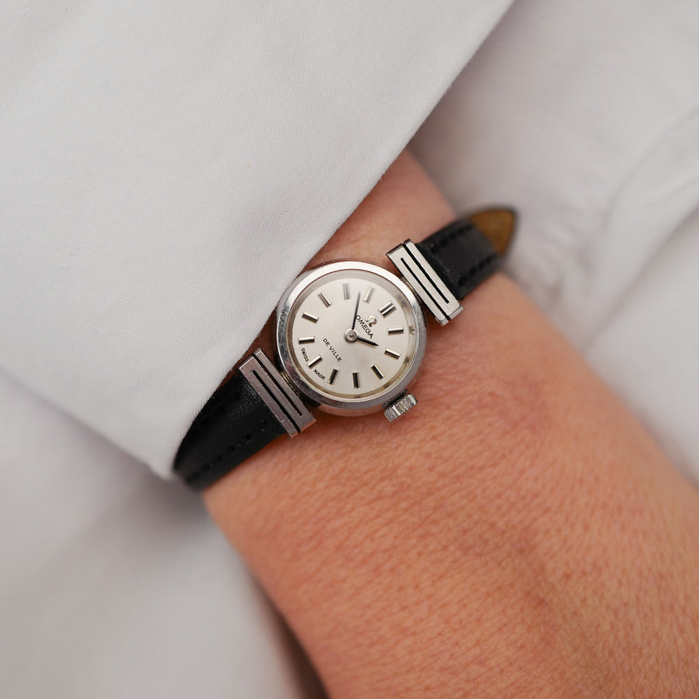 Café noir montre vintage Marseille horloger Omega De Ville mini montre art déco femme 1980