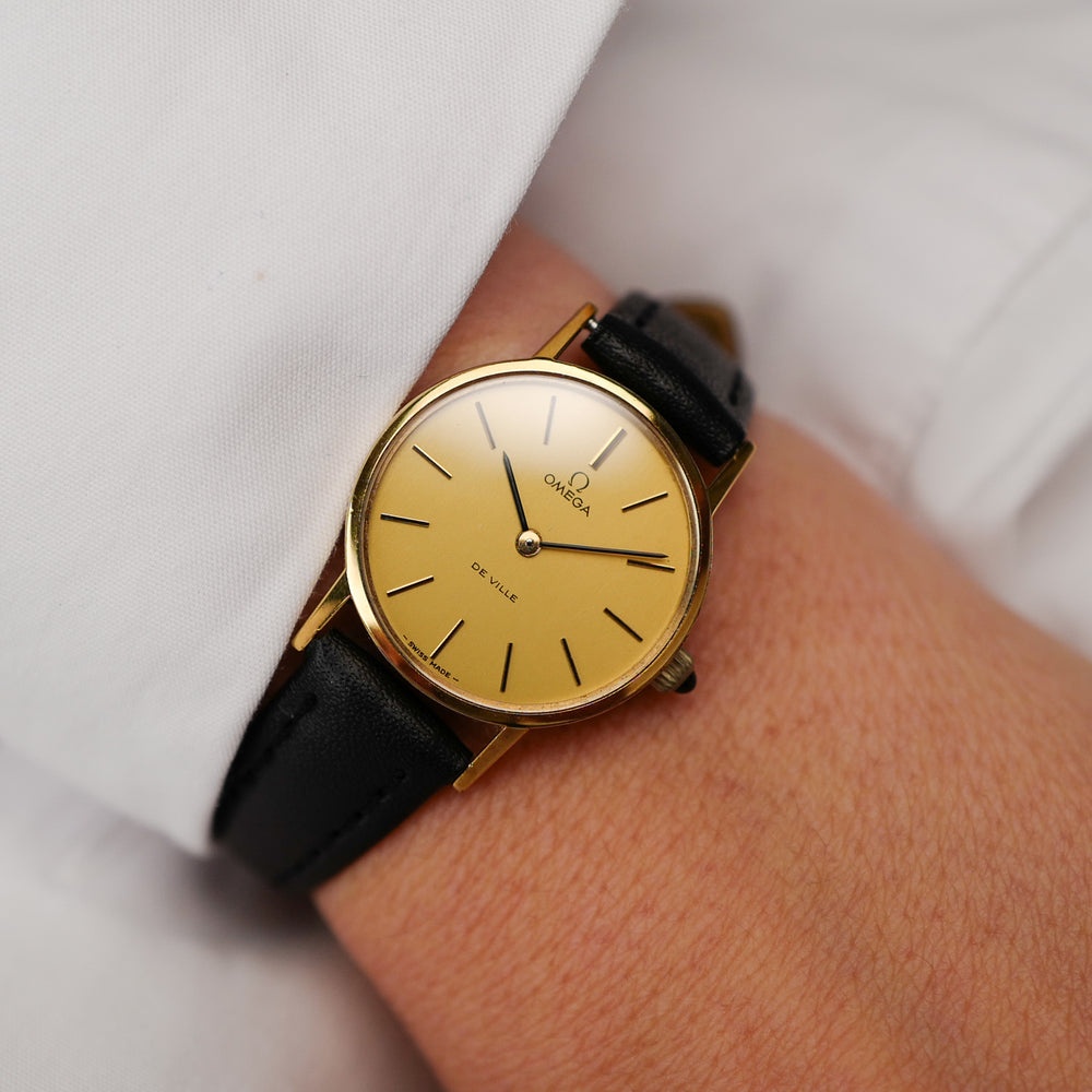 Café noir montre vintage Marseille horloger Omega De Ville mini montre chic femme 1980