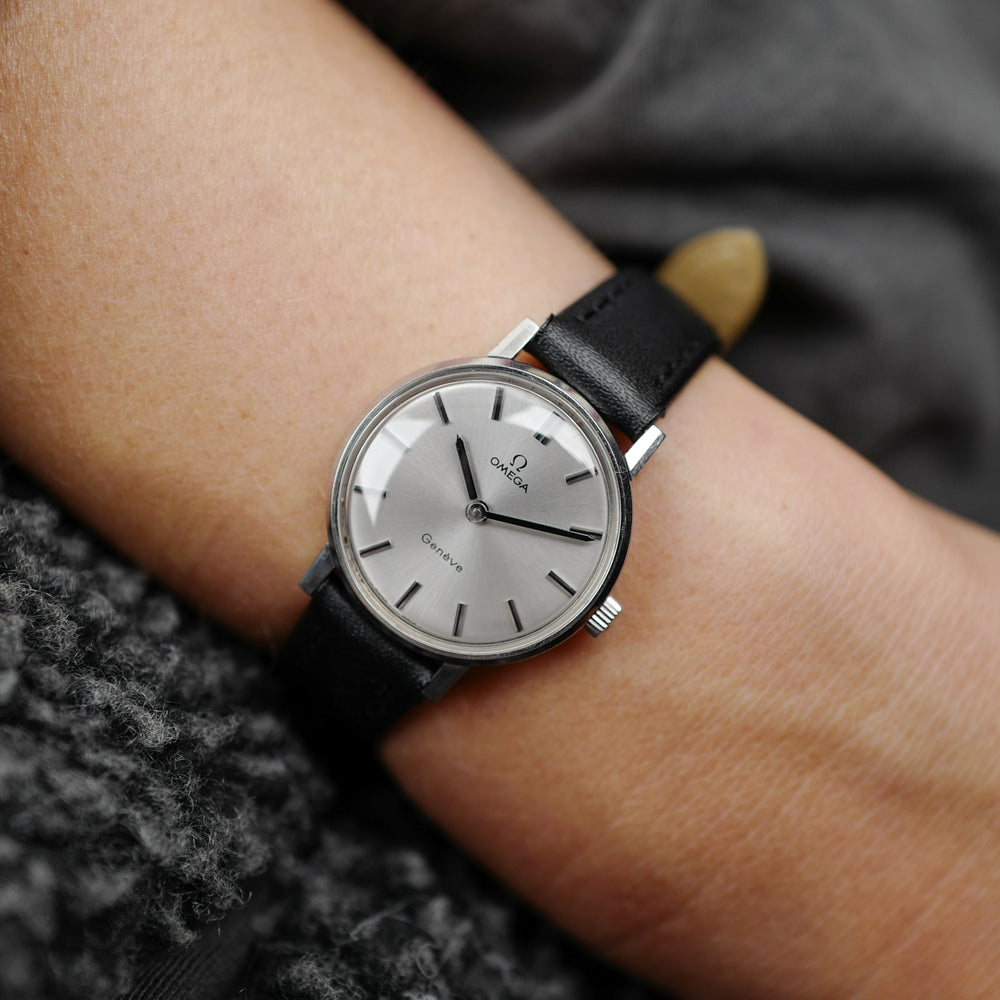Café noir montre vintage Marseille horloger Omega femme vintage acier