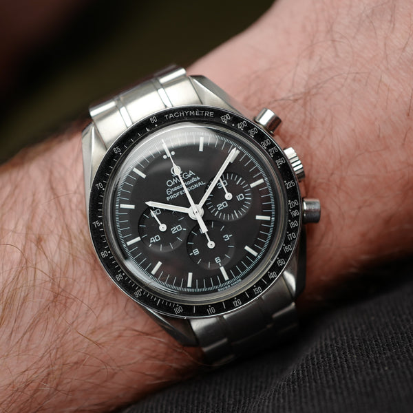 Café noir montre vintage Marseille horloger Omega Speedmaster professional Moonwatch 1450022 1990