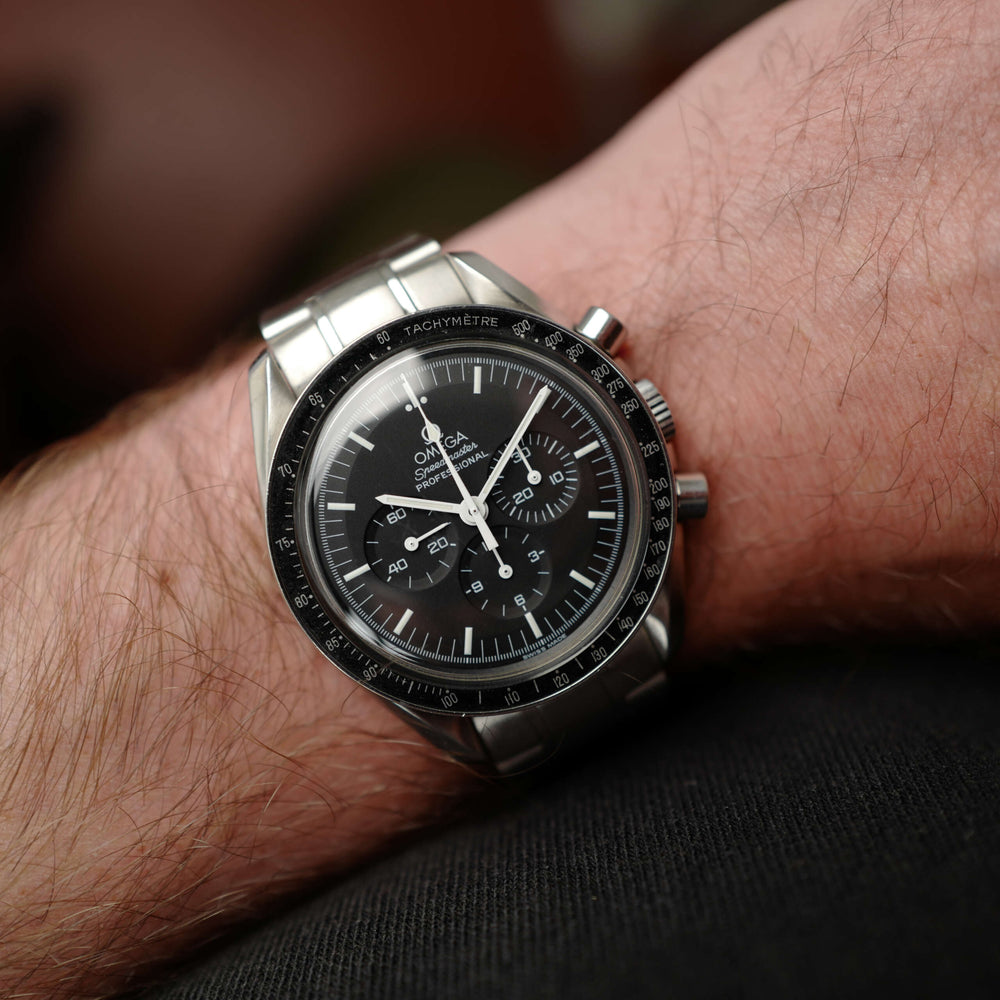 Café noir montre vintage Marseille horloger Omega Speedmaster professional Moonwatch 1450022 1990