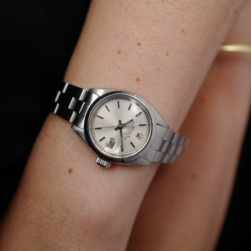 Café noir montre vintage Marseille horloger Rolex mini Oyster Perpetual date femme 1978 cadran blanc